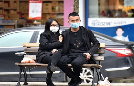 一个女生同时跟两个男生聊天